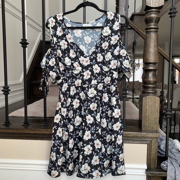 BRAND NEW!! Floral Dress - Picture 1 of 3